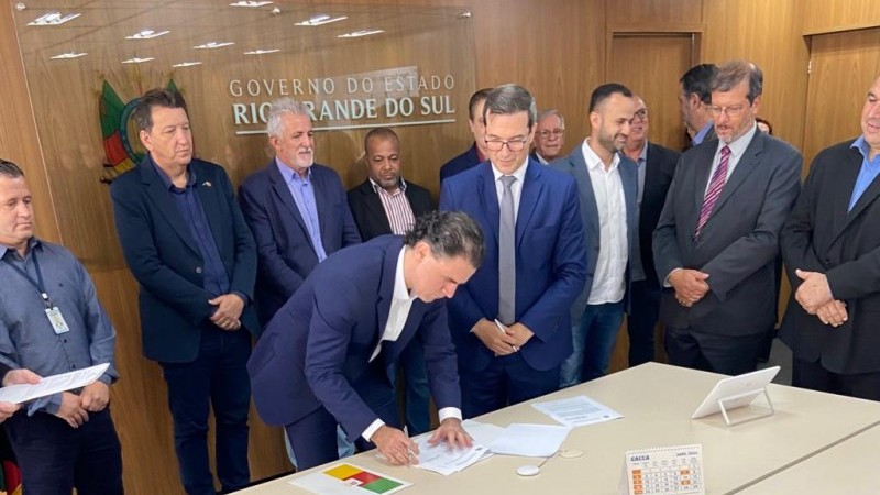 Peruchin e Troglio assinaram os contratos pelo governo e pela Caixa, respectivamente