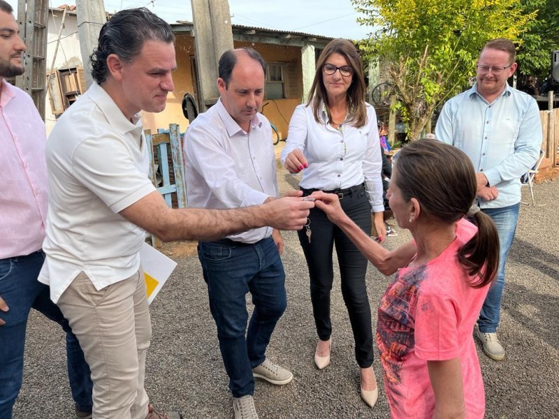 Secretário Fabrício Perucchin fez a entrega simbólica da chave à moradora Adriana Silveira