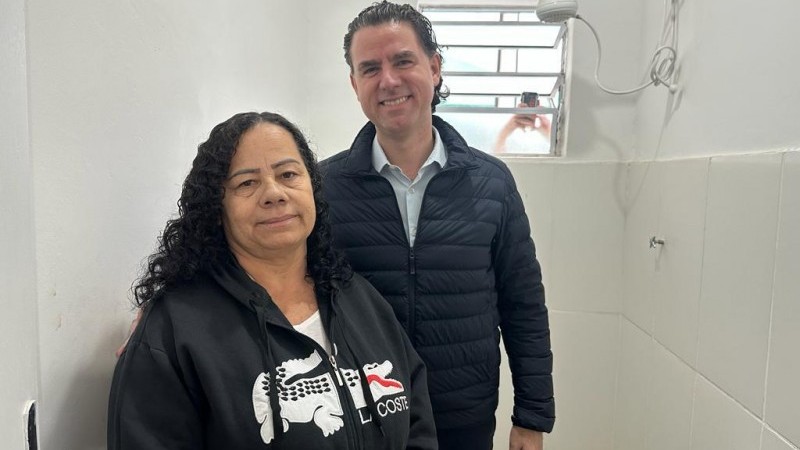 Secretário Peruchin e a dona de casa Tânia Lopes que, aos 58 anos, pela primeira vez tem um banheiro de alvenaria