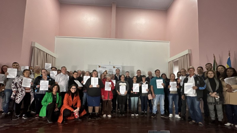 Beneficiários com os Termos de Legitimação Fundiária em mãos