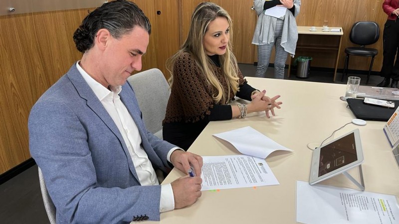 Secretário Fabricio Peruchin e a secretária da SPGG, Danielle Calazans assinaram o termo