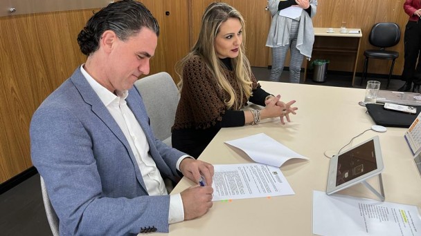 Secretário Fabricio Peruchin e a secretária da SPGG, Danielle Calazans assinaram o termo 