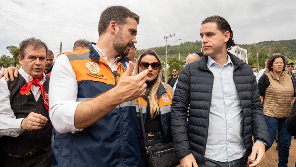 Governador Eduardo Leite e secretário Peruchin  analisando os estragos causados pelas enchentes no Vale do Taquari