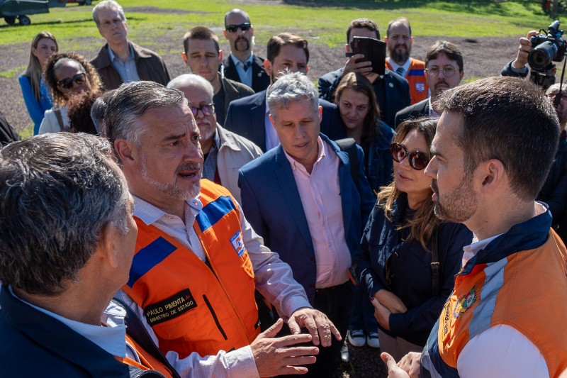 Governador Eduardo Leite com a primeira-dama Janja e ministros