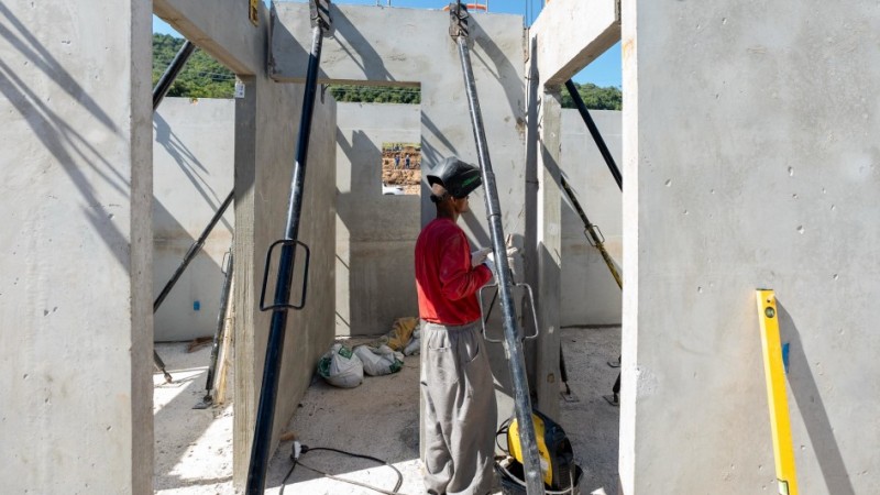 As casas têm 44m² de área total, com dois dormitórios, sala/cozinha conjugadas, um banheiro e área de serviço externa
