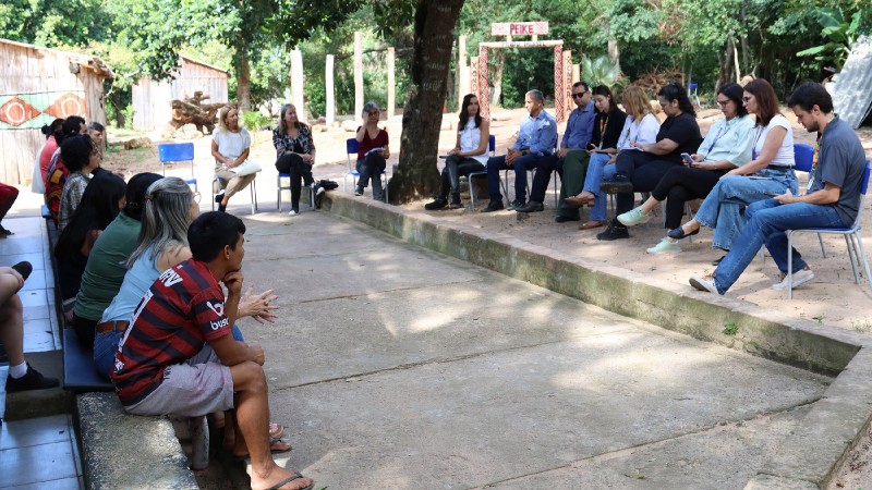 foto colorida de reunião com comunidade eindigena