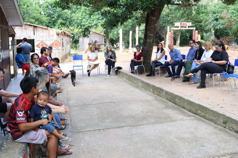 foto colorida de reunião na aldeia