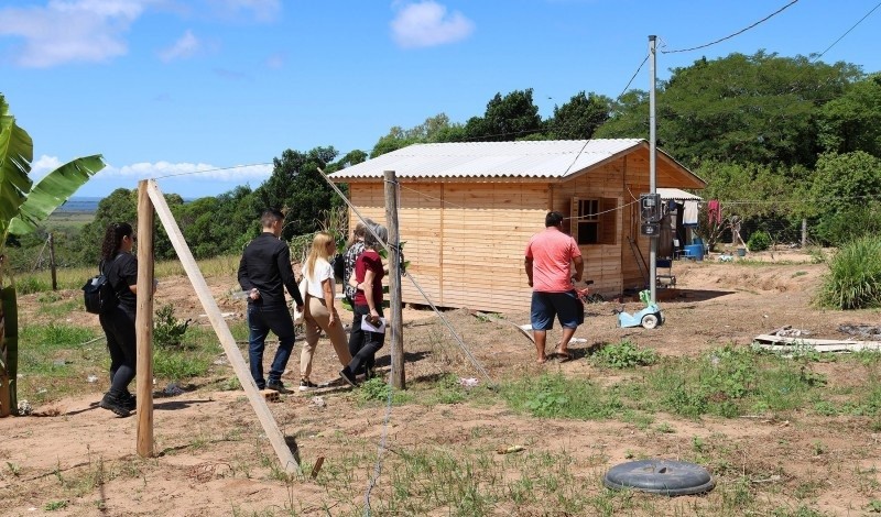 Grupo visitou a construção das casas na Aldeia Pindó Mirim