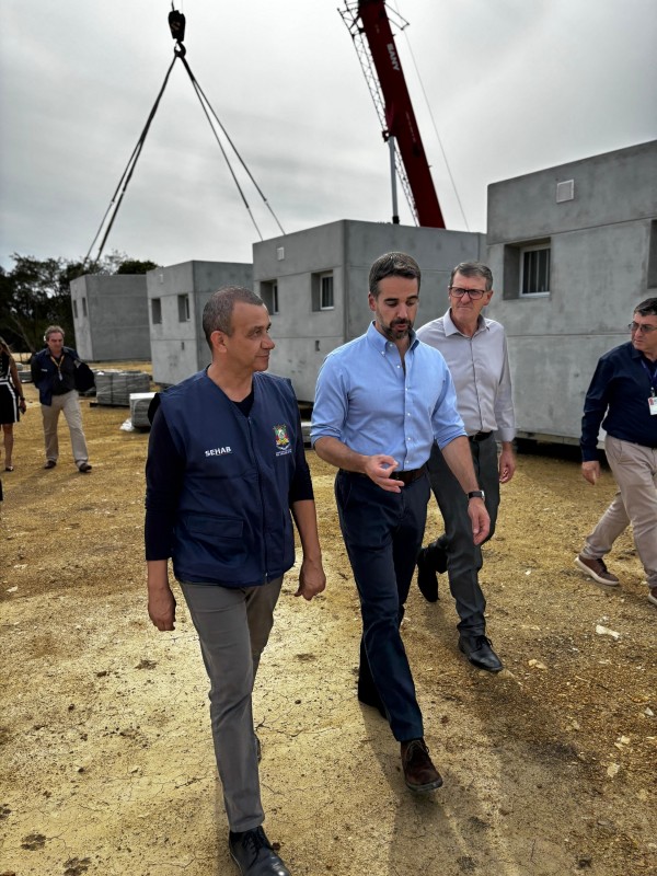 No entorno do terreno onde ficarão 177 casas definitivas estão sendo instaladas 125 casas temporárias 