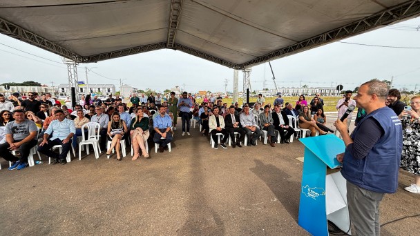 Titular da Sehab durante o evento: "Maior dificuldade são terrenos em condições para receberem as construções definitivas'
