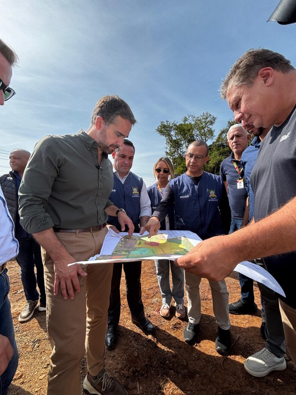 Governador, secretário Carlos Gomes e equipe e o prefeito do município com a planta arquitetônica do Novo Passo de Estrela