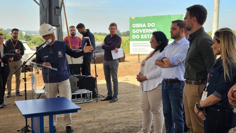 Secretário Carlos Gomes durante evento que formalizou o investimento de R$ 93,2 milhões para o município, só pela Sehab