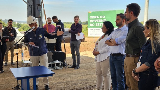 Secretário Carlos Gomes durante evento que formalizou o investimento de R$ 93,2 milhões para o município, só pela Sehab