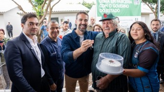 Abrelino Rocha, que completou 78 anos nesta sexta-feira (2/5), recebeu a chave da nova moradia das mãos do governador 