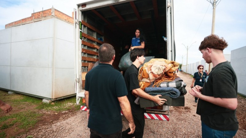 Cerca de 100 pessoas ainda se encontravam no Centro de Acolhimento e, neste primeiro dia, foram transferidas 12 famílias