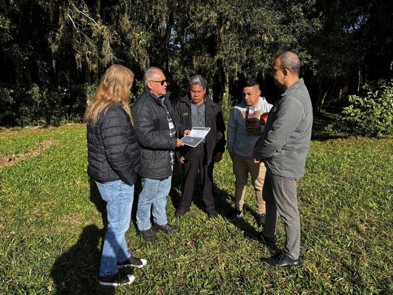 Foto colorida, secretário e visitantes