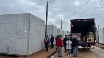 Abrigados recebem transporte, vale alimentação de três meses e suporte financeiro para compra de móveis e utensílios domésticos