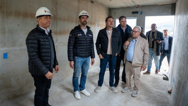 Leite e Gomes estiveram no bairro Lambari, em Encantado, onde 35 residências definitivas estão em fase final de construção