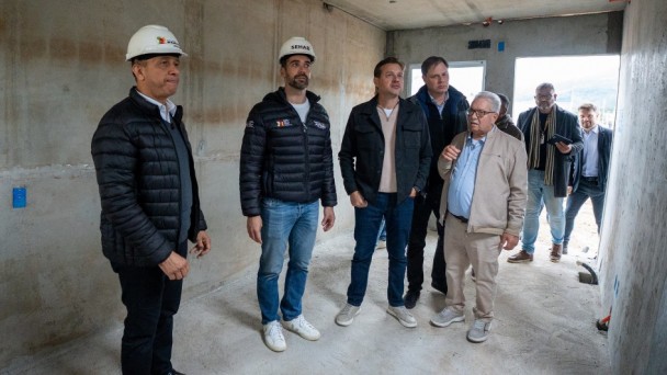 Leite e Gomes estiveram no bairro Lambari, em Encantado, onde 35 residências definitivas estão em fase final de construção 