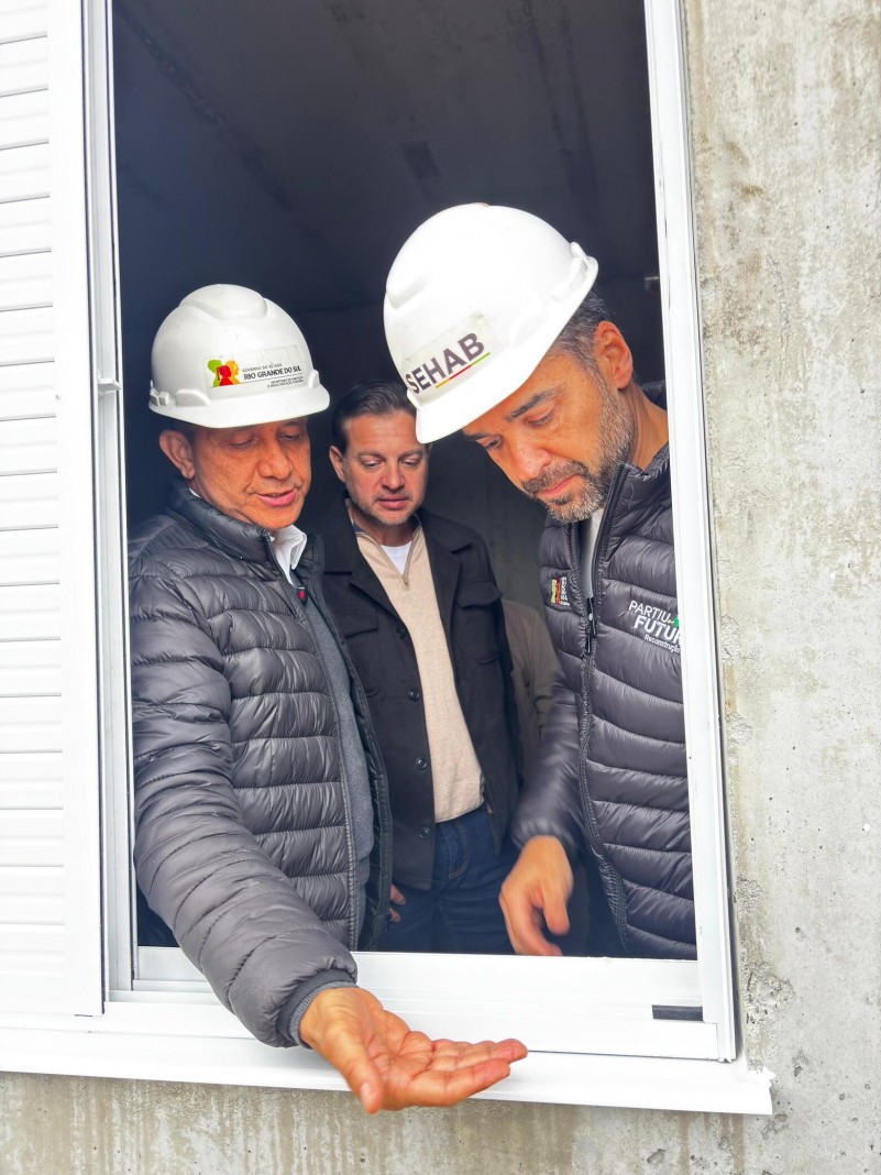 Visita às moradias temporárias e definitivas em Encantado