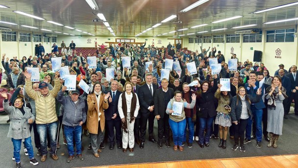 foto colorida de todos com os titulos